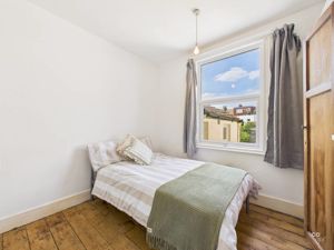 BEDROOM - click for photo gallery